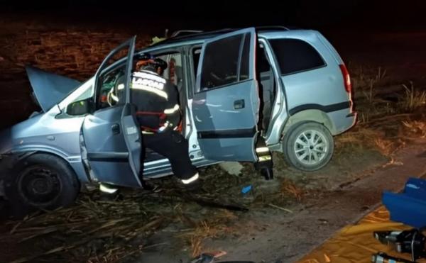 Bombeiros resgatam homem preso às ferragens após acidente entre carro e ônibus em Atalaia