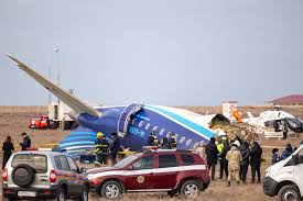 Avião com mais de 60 pessoas cai no Cazaquistão