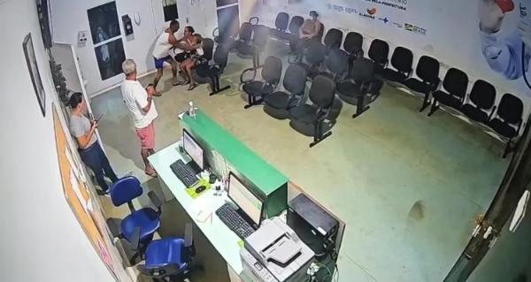 VÍDEO: Homem agride mulher na recepção da UPA de Palmeira dos Índios