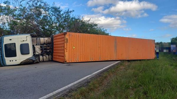 Carreta tomba e interdita rodovia BR-101, em Flexeiras