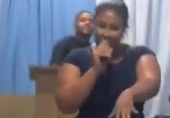 [Vídeo] Após expor traição de pastor, mulher causa pancadaria em igreja: veja