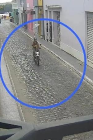 [Vídeo] Câmera flagra exato momento em que luminária se desprende e cai sobre motociclista no Centro Histórico de Penedo