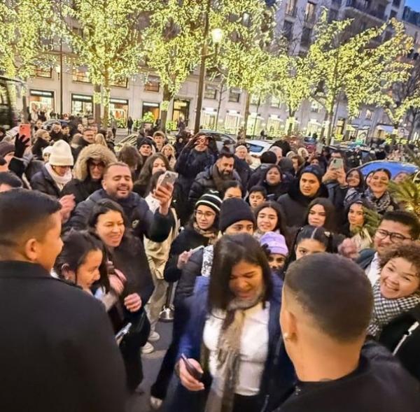 Carlinhos Maia causa aglomeração nas ruas de Paris com fãs