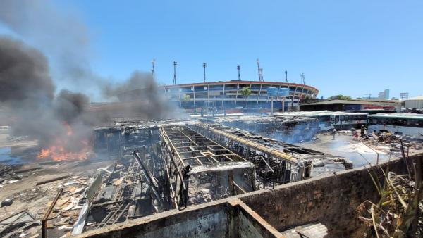 Incêndio destrói ônibus dentro da garagem da empresa Veleiro em Maceió; veja imagens