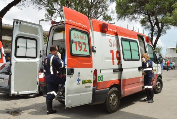 Samu atende vítima de capotamento de van em Atalaia