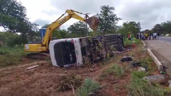 Acidente de ônibus deixa 7 mortos e mais 15 feridos no sul do Piauí