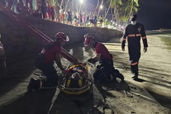 Mulher fica ferida após queda de 2,5 Metros na Orla de Ponta Verde