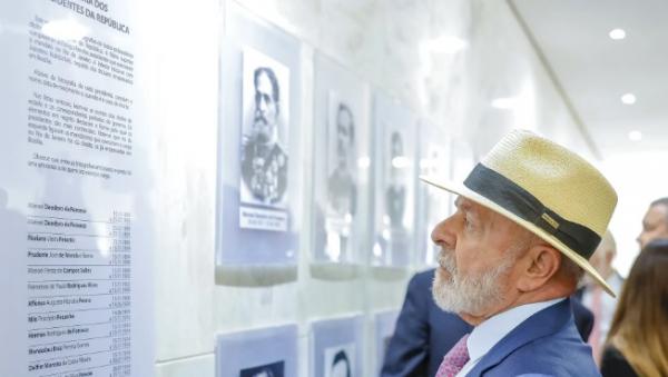 Lula visita galeria de ex-presidentes e critica Temer e Bolsonaro