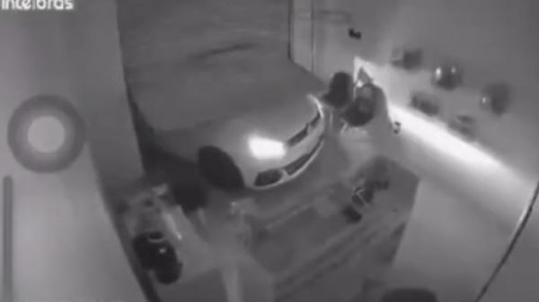 VÍDEO: Criminosos usam carro para arrombar joalheria em Maceió