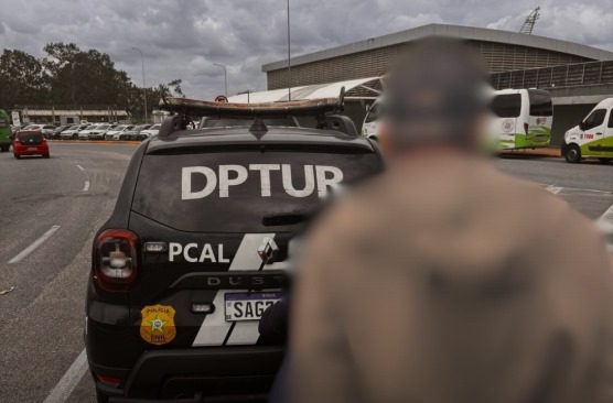 Homem acusado de homicídio é preso ao desembarcar no Aeroporto Zumbi dos Palmares