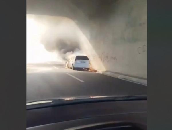 VÍDEO: Carro pega fogo em viaduto no bairro do Jacintinho, em Maceió