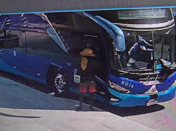 Polícia busca identificar e prender suspeito de roubar objetos de ônibus de turismo