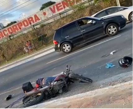 Motociclista morre após colisão com caminhão na Avenida Márcio Canuto; motorista foi preso por homicídio 