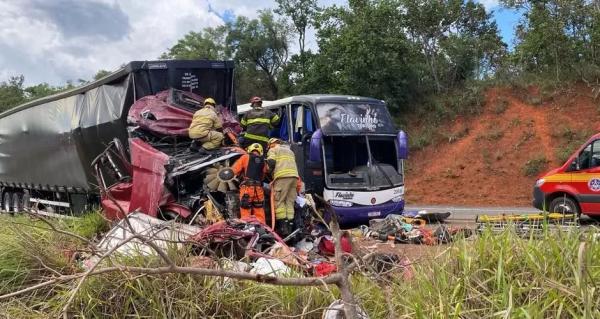 Acidente entre ônibus com alagoanos e carreta na BR-365 deixa mais de 50 feridos em Minas