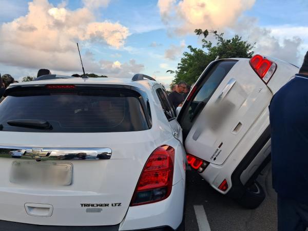 Veículo fica tombado após colisão dentro de cemitério em Maceió