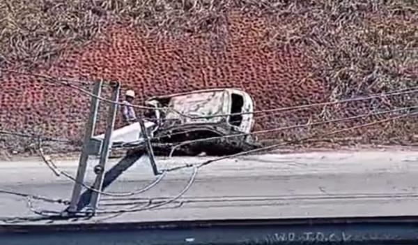 VÍDEO: Carro pega fogo após bater em poste na Barra de São Miguel