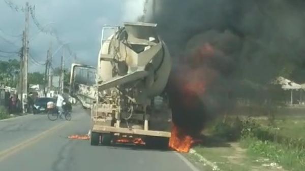 [Vídeo] Incêndio de caminhão assusta moradores e motoristas na Cidade Universitária