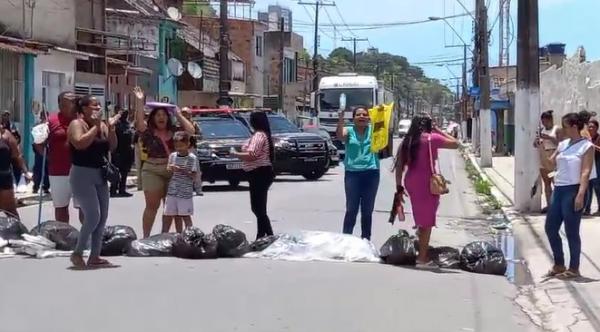 Mães protestam por vagas em escolas e bloqueiam trânsito na Cambona, em Maceió