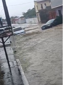 [Vídeo] Maceió debaixo d'água: chuva alaga a cidade gerando transtornos e congestionamentos 