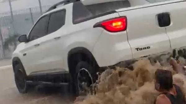  Impressionante: ciclista é arrastado por enxurrada em Maceió; veja o vídeo 