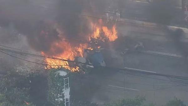 Avião de pequeno porte cai em avenida de São Paulo e bate em ônibus