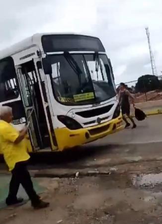 [Vídeo] Passageiro revoltado depreda ônibus após ele quebrar na Barra de Santo Antônio