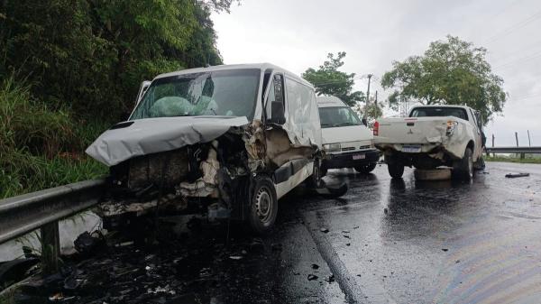 Acidente com ônibus, van e caminhonete causa congestionamento na ladeira do Catolé 