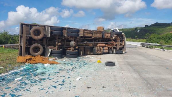 Carreta tomba na BR-101, em Pilar, e motorista fica gravemente ferido