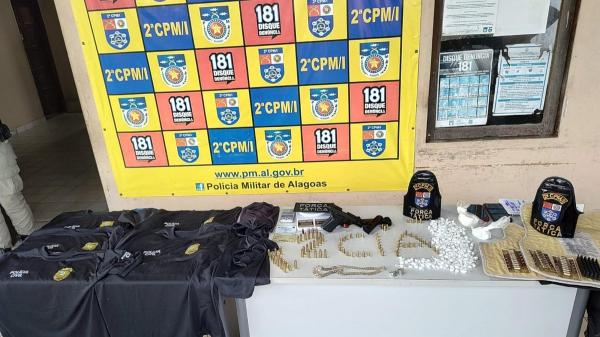 PM prende homem com arma, drogas e fardamentos da Polícia Civil em Maceió