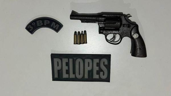 Homem é preso em Arapiraca com arma de fogo após denúncia de tiros em casa 