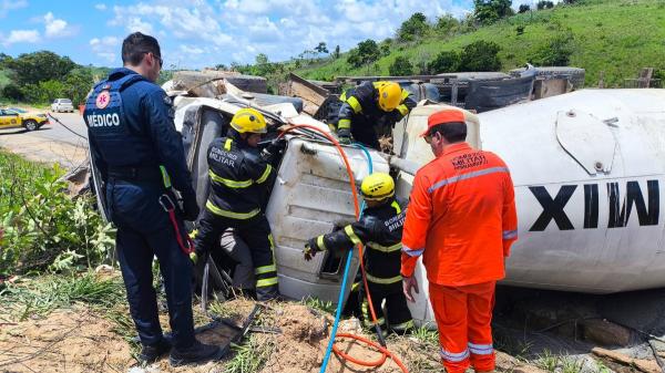 Carreta capota e motorista fica preso às ferragens na divisa entre Alagoas e Pernambuco