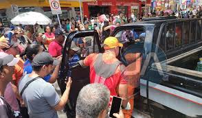 Bombeiro é acionado para resgatar cobra Jibóia de dentro de caminhonete em Arapiraca 