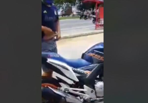 VÍDEO: Homem é filmado ameaçando agente do DMTT com faca em Maceió