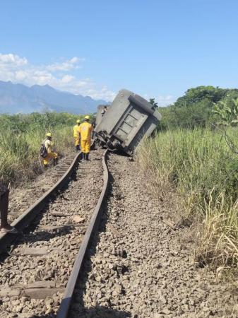 Trem descarrila e tomba em Magé, RJ; calor de 71°C dilatou trilhos