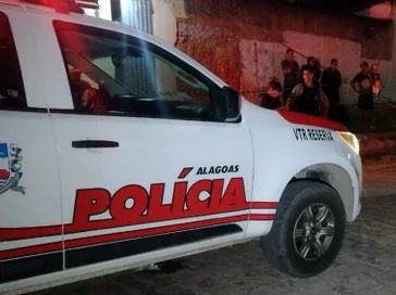 Homem é executado a tiros em frente a distribuidora de alimentos em Maceió