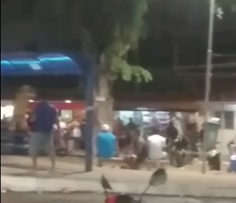 [Vídeo] Policial Militar fica ferido após ser atingido por garrafa de vidro em festa de carnaval em Maceió