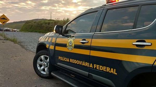 Criança de 2 anos é resgatada após pai ameaçar se jogar em carros na BR-101