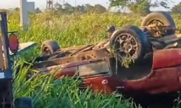 Capotamento na AL-115 destrói ponto de ônibus em Arapiraca; ocupantes saem ilesos