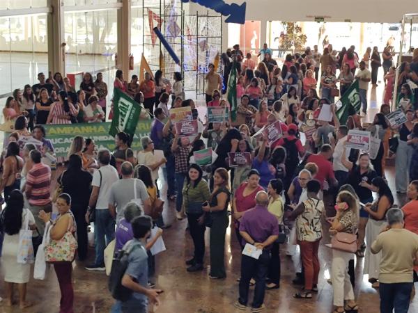 Profissionais da educação de Maceió rejeitam 4% e iniciam série de protestos contra Prefeitura