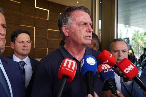 Inelegível, Bolsonaro diz que é candidato: 'Esperar o momento certo'