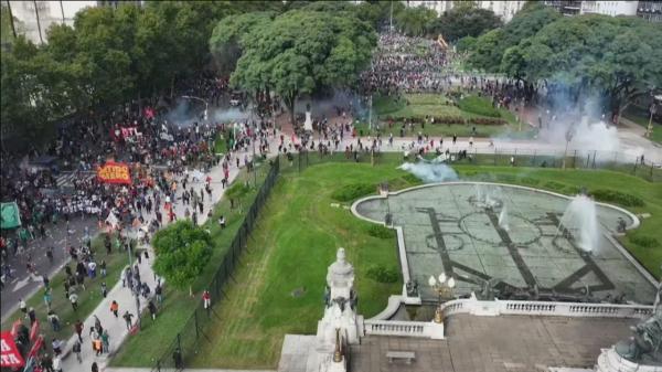 Protesto de aposentados contra Milei na Argentina termina em confronto com a polícia