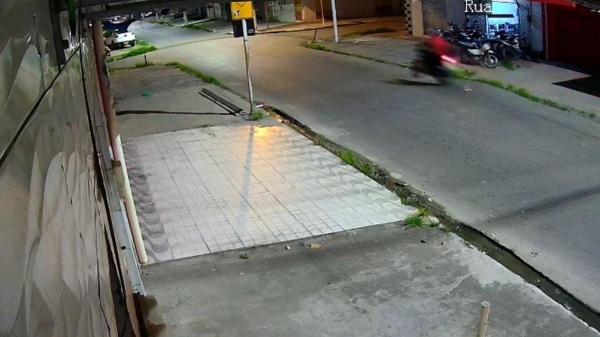 [Vídeo] Motociclista morre ao passar por quebra-molas e colidir com poste no Clima Bom 