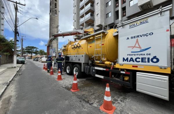 Operação Línguas Sujas flagra despejo de concreto em galeria de águas pluviais em Maceió