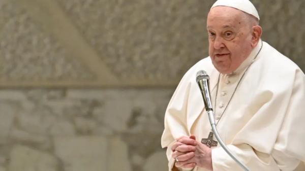 Papa Francisco aparece à janela de hospital em Roma