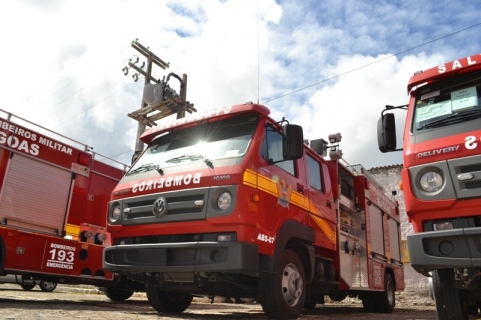 Bombeiros são acionados para controlar incêndio em residência no Antares 