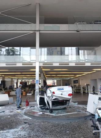 VÍDEO: Carro cai do segundo andar de concessionária, atinge recepção e deixa 3 feridos em SP