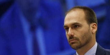 Partidos pedem cassação de Eduardo Bolsonaro por deboche à tortura sofrida por Miriam Leitão