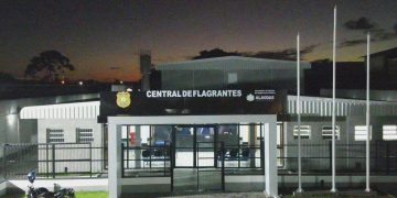 Passageira se recusa a pagar corrida, agride motorista, desacata delegada e é presa em Maceió