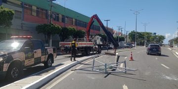 Acidente envolvendo carro e poste interdita parcialmente via no Jaraguá, em Maceió