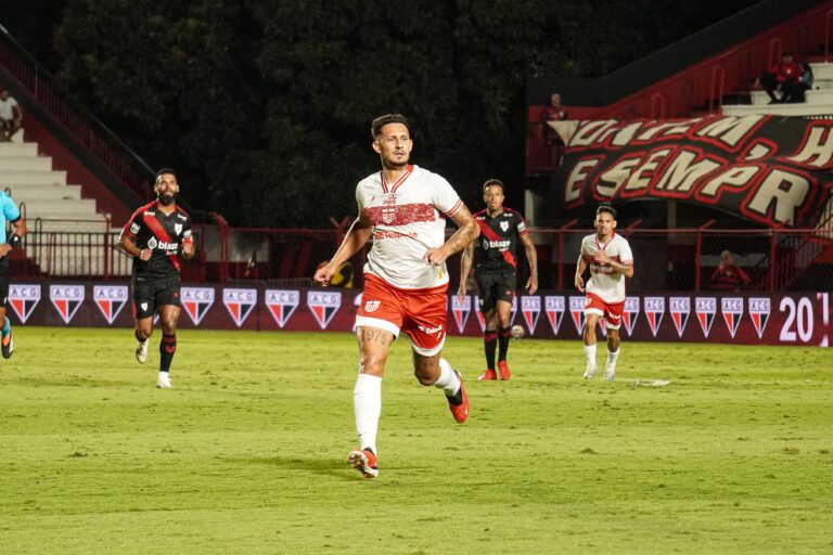 CRB perde de virada para o Atlético-GO e emenda a terceira derrota consecutiva na Série B